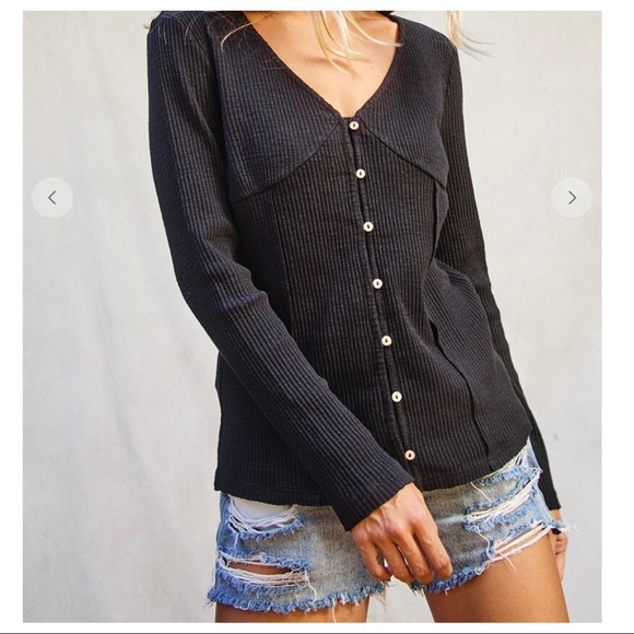 Fall Must Perfect Front loop button ribbed top - Picture 7 of 7